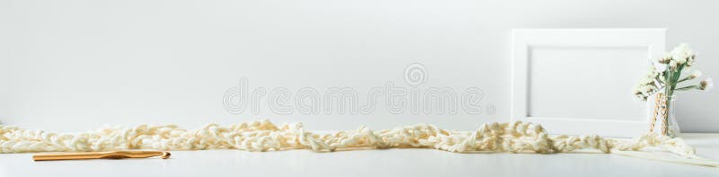 Заголовок, знамя для дизайна места Needlework, handmade вязать и вязать крючком, пряжа горизонтальный формат, космос для текста стоковые изображения rf
