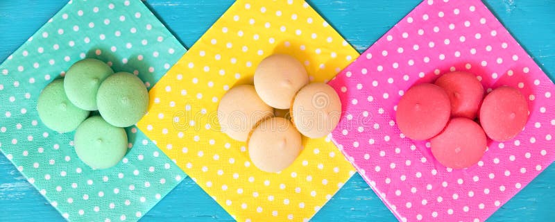 Заголовок, красочные macarons или печенья на различной поставленной точки салфетке стоковое изображение rf Заголовок, красочные macarons или печенья на различной поставленной точки салфетке стоковое изображение rf
