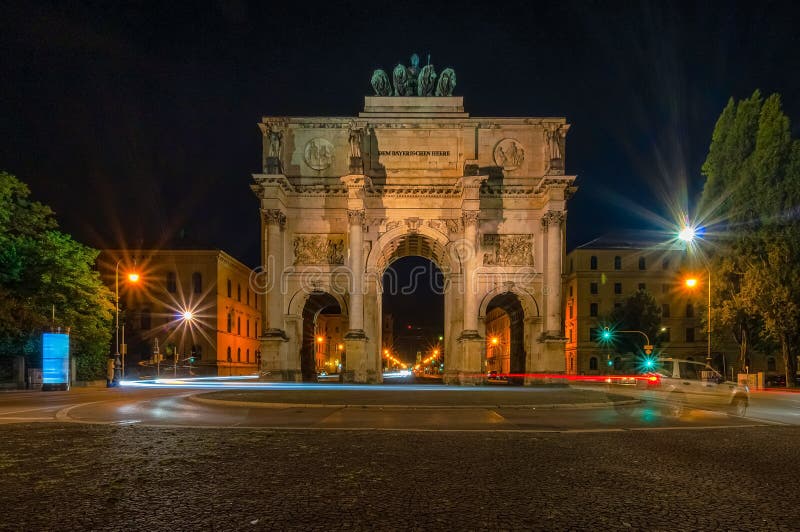 Загоренное Siegestor в Мюнхене вечером стоковые фото Загоренное Siegestor в Мюнхене вечером стоковые фото