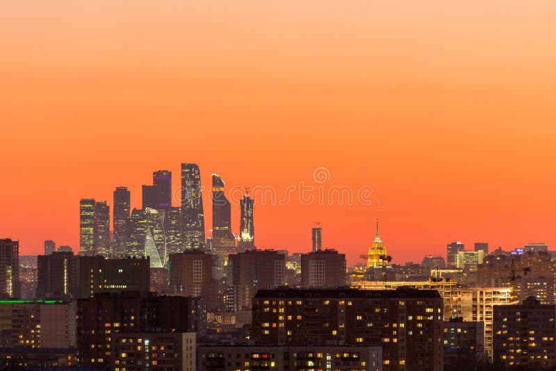 Загоренные деловый центр города Москвы и городской пейзаж Москвы на заходе солнца Россия стоковая фотография Загоренные деловый центр города Москвы и городской пейзаж Москвы на заходе солнца Россия стоковая фотография