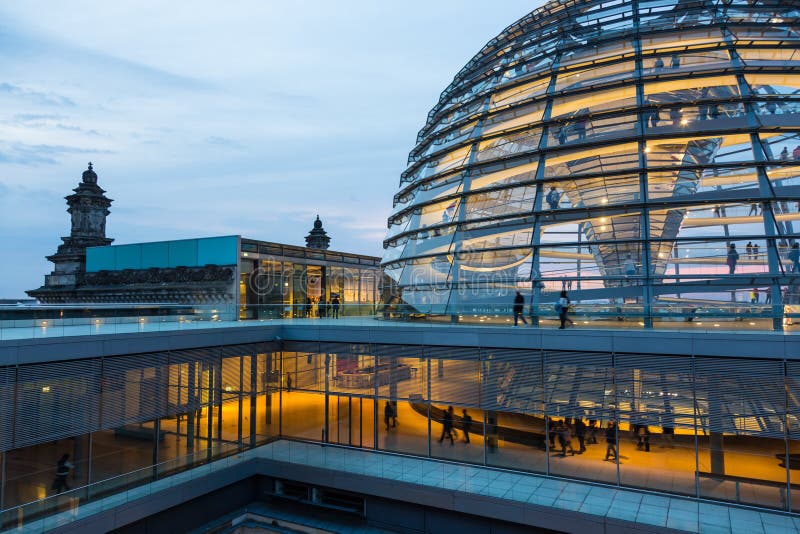 Загоренный стеклянный купол на крыше Reichstag в Берлине на сумраке стоковые изображения rf Загоренный стеклянный купол на крыше Reichstag в Берлине на сумраке стоковые изображения rf