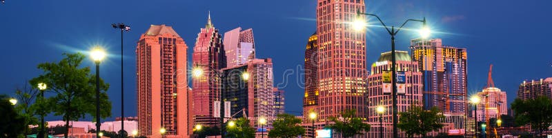 Загоренный центр города в Атланте, США на ноче Автомобильное движение, загоренные здания и темное небо стоковое фото rf Загоренный центр города в Атланте, США на ноче Автомобильное движение, загоренные здания и темное небо стоковое фото rf