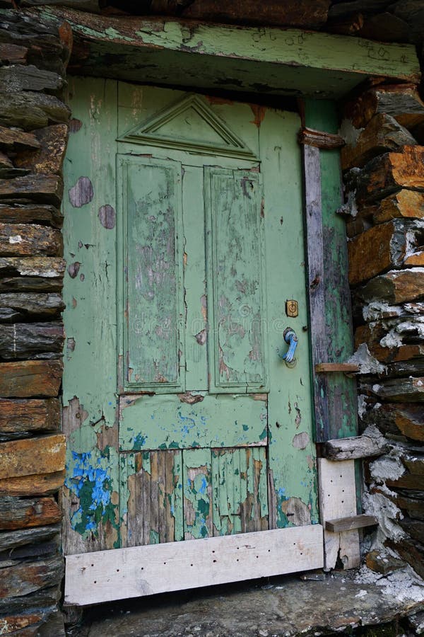 Загородный деревянную дверь в старинном каменном доме