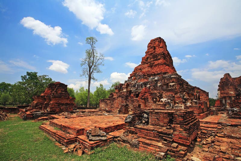 Загубите статуи Будды на пагодах кирпича в Sukhothai