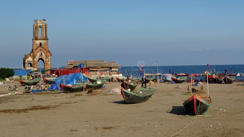 Загубленная церковь загублена расположенный рядом с морем стоковое фото Загубленная церковь загублена расположенный рядом с морем стоковое фото