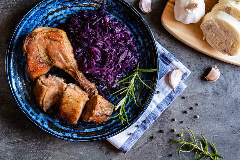 Зажаренная в духовке утка с потушенными красной капустой и варениками ...