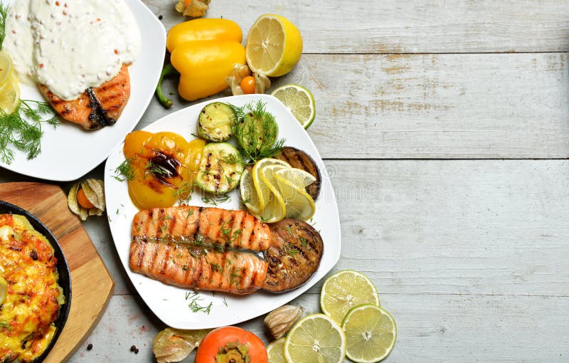 Зажаренное salmon филе стейка рыб с пирогом мяса овощей BBQ стоковые фотографии rf Зажаренное salmon филе стейка рыб с пирогом мяса овощей BBQ стоковые фотографии rf
