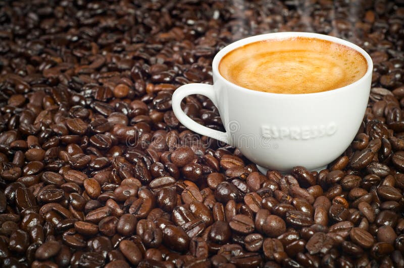зажаренное в духовке утро espresso кофейной чашки фасолей