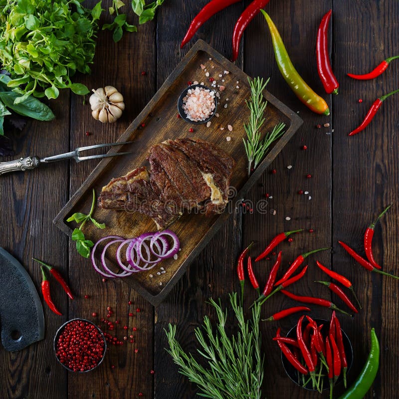 Зажаренное в духовке мясо с луками, чесноком, специями, свежими травами, красным перцем и солью стоковые изображения rf Зажаренное в духовке мясо с луками, чесноком, специями, свежими травами, красным перцем и солью стоковые изображения rf