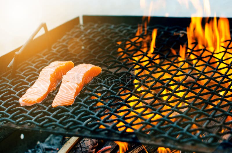 Зажаренные salmon стейки на гриле Гриль пламени огня Кухня ресторана и сада Приём гостей в саду Здоровая тарелка стоковые фото Зажаренные salmon стейки на гриле Гриль пламени огня Кухня ресторана и сада Приём гостей в саду Здоровая тарелка стоковые фото
