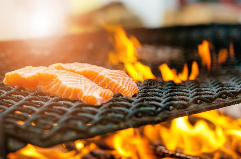 Зажаренные salmon стейки на гриле Гриль пламени огня Кухня ресторана и сада Приём гостей в саду Здоровая тарелка стоковое изображение rf Зажаренные salmon стейки на гриле Гриль пламени огня Кухня ресторана и сада Приём гостей в саду Здоровая тарелка стоковое изображение rf