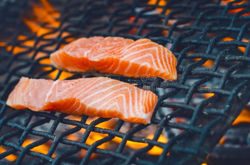 Зажаренные salmon стейки на гриле Гриль пламени огня Кухня ресторана и сада Приём гостей в саду Здоровая тарелка стоковое изображение Зажаренные salmon стейки на гриле Гриль пламени огня Кухня ресторана и сада Приём гостей в саду Здоровая тарелка стоковое изображение