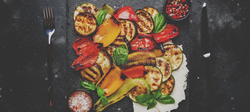 Зажаренные пестротканые овощи, aubergines, цукини, wi перца стоковые фотографии rf Зажаренные пестротканые овощи, aubergines, цукини, wi перца стоковые фотографии rf