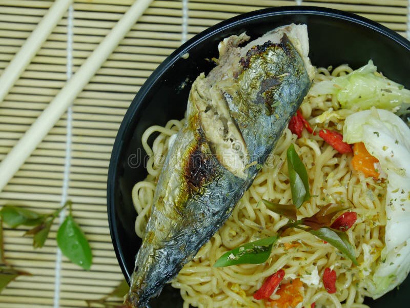 Зажаренные рыбы с очень вкусным соусом готовым для еды стоковая фотография