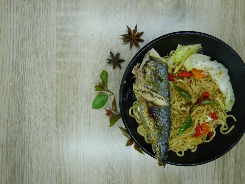 Зажаренные рыбы с очень вкусным соусом готовым для еды стоковое фото rf