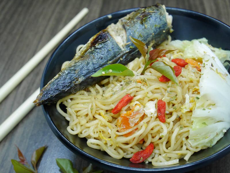 Зажаренные рыбы с очень вкусным соусом готовым для еды стоковая фотография