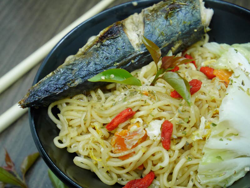 Зажаренные рыбы с очень вкусным соусом готовым для еды стоковые фотографии rf