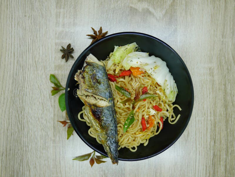 Зажаренные рыбы с очень вкусным соусом готовым для еды стоковое фото rf