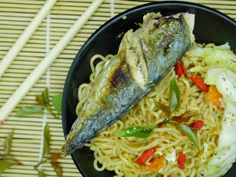 Зажаренные рыбы с очень вкусным соусом готовым для еды стоковое изображение rf