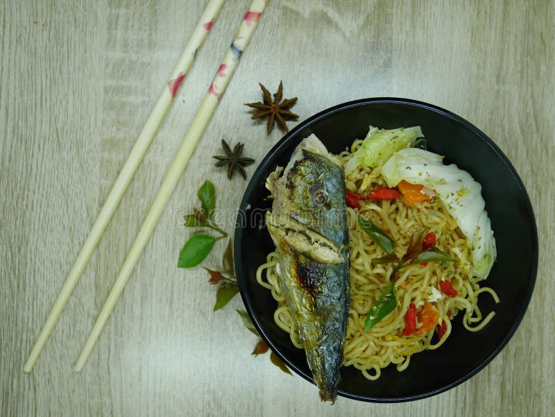 Зажаренные рыбы с очень вкусным соусом готовым для еды стоковые изображения