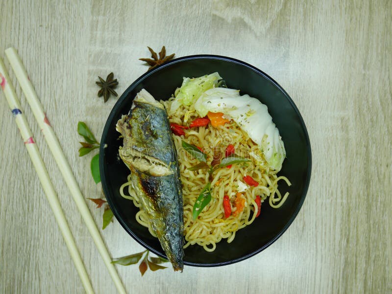 Зажаренные рыбы с очень вкусным соусом готовым для еды стоковое фото
