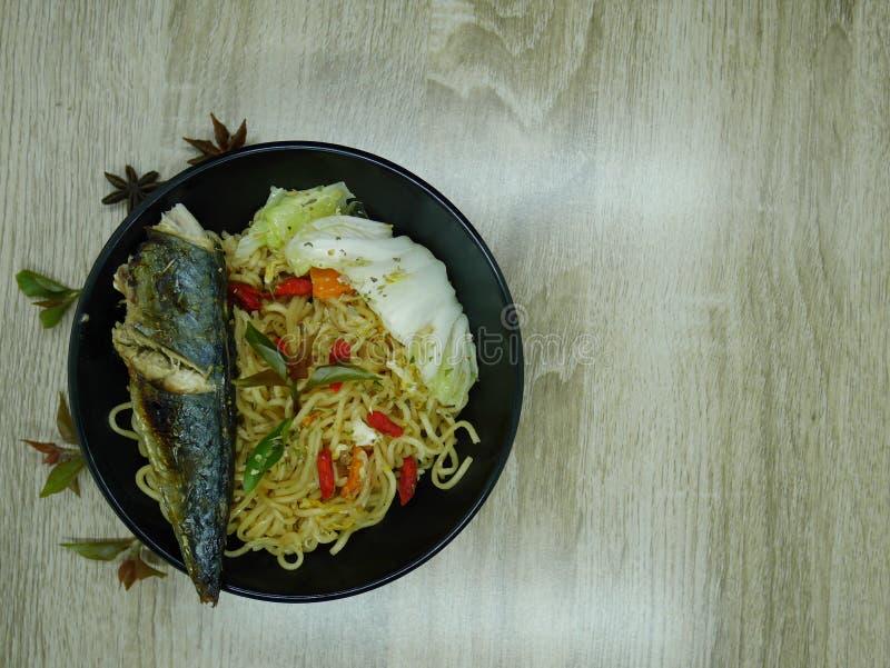 Зажаренные рыбы с очень вкусным соусом готовым для еды стоковое фото rf