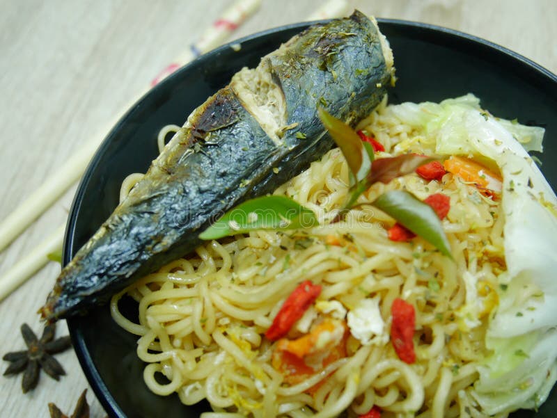 Зажаренные рыбы с очень вкусным соусом готовым для еды стоковая фотография