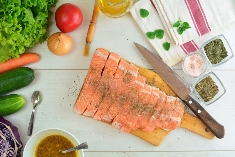Зажаренный салат семг - очень вкусная еда диеты keto с фото подготовки рецепта стоковая фотография rf Зажаренный салат семг - очень вкусная еда диеты keto с фото подготовки рецепта стоковая фотография rf