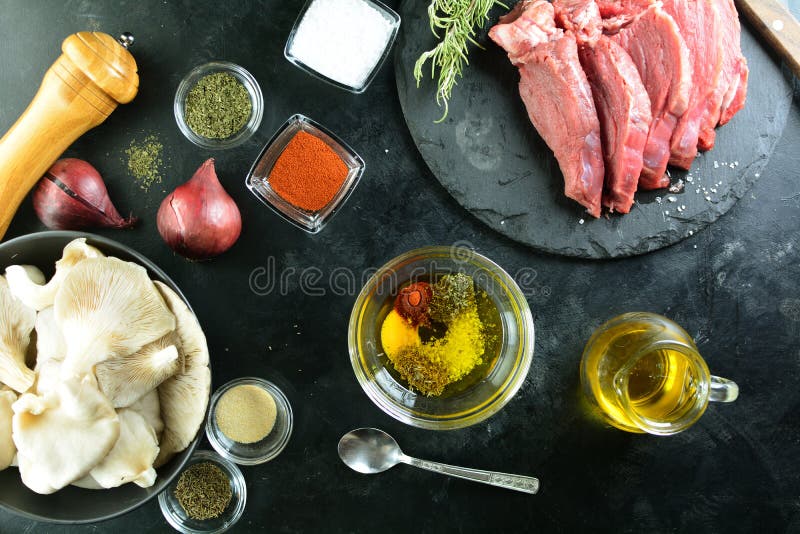 Зажаренный стейк говядины с грибами устрицы - очень вкусная еда диеты keto с фото всеми подготовки стоковые изображения Зажаренный стейк говядины с грибами устрицы - очень вкусная еда диеты keto с фото всеми подготовки стоковые изображения