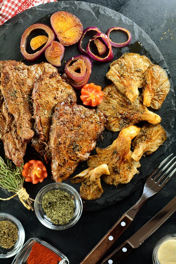 Зажаренный стейк говядины с грибами устрицы - очень вкусная еда диеты keto с фото всеми подготовки стоковая фотография rf Зажаренный стейк говядины с грибами устрицы - очень вкусная еда диеты keto с фото всеми подготовки стоковая фотография rf