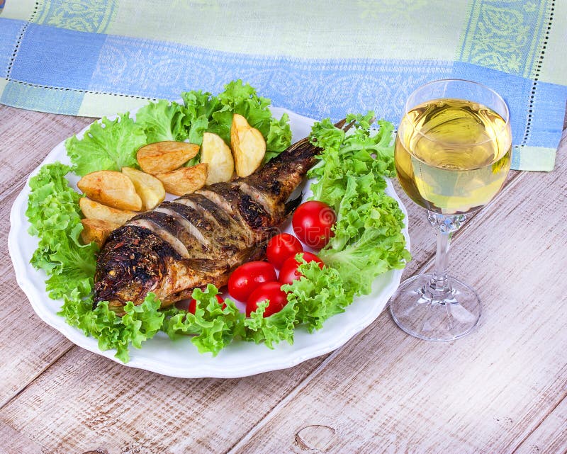 Зажаренный целым карп рыб стоковые фото Зажаренный целым карп рыб стоковые фото