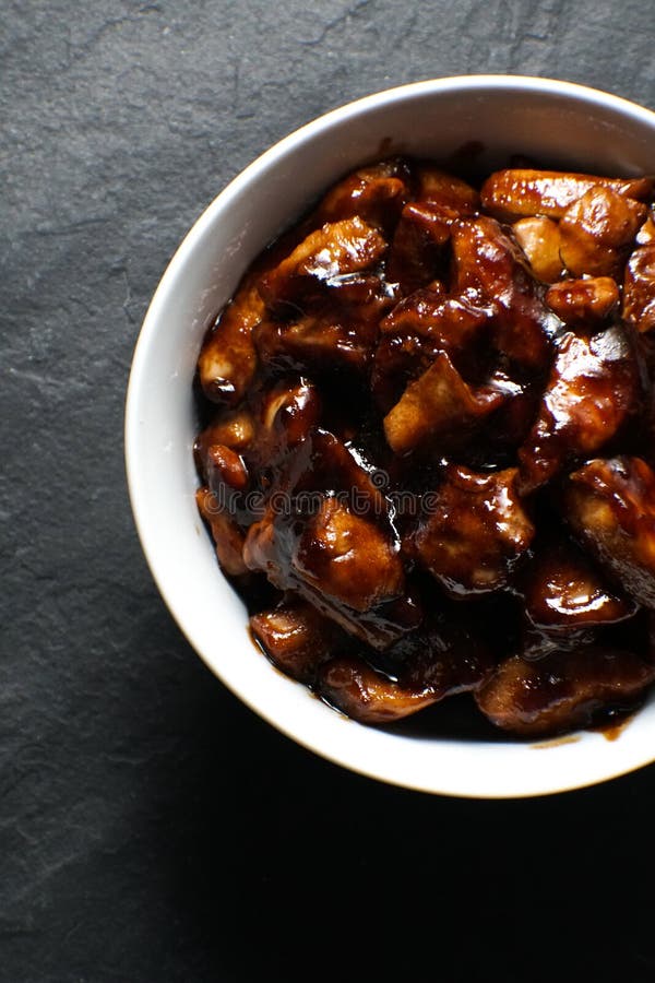 Законченные части куриной грудки в teriyaki sauce взгляд сверху азиатская кухня стоковое фото rf Законченные части куриной грудки в teriyaki sauce взгляд сверху азиатская кухня стоковое фото rf