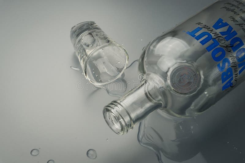 Закройте вверх бутылки водочки Absolut стоковая фотография Закройте вверх бутылки водочки Absolut стоковая фотография