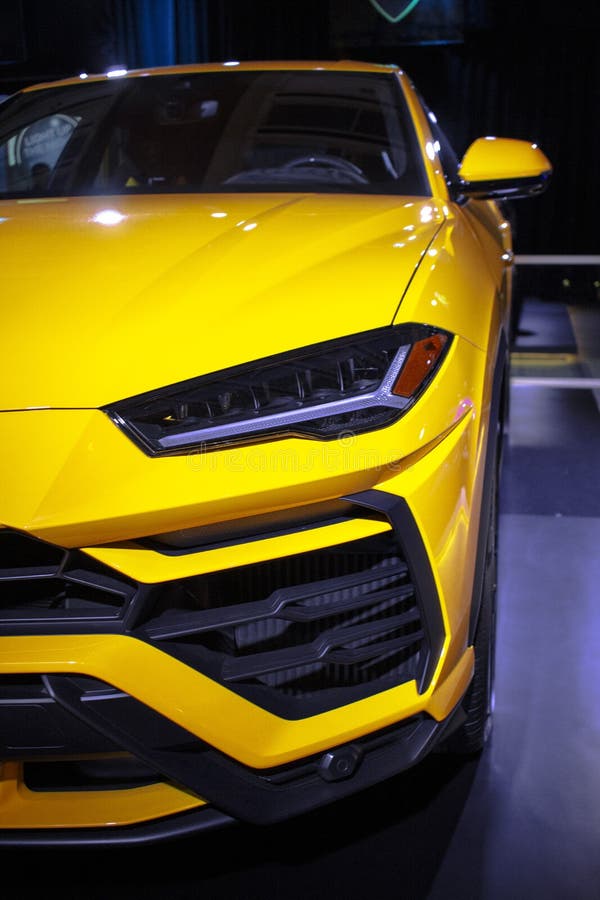 Закройте вверх желтого Urus Lamborghini стоковые фотографии rf Закройте вверх желтого Urus Lamborghini стоковые фотографии rf