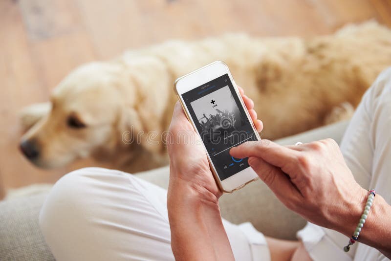 Закройте вверх женщины слушая к Smartphone музыки дома стоковые фотографии rf