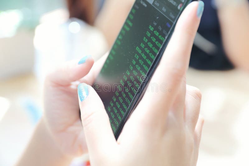 Закройте вверх на запасе и данных по торговой операции смартфона удерживания руки женщины в концепции дела кофейни стоковая фотография Закройте вверх на запасе и данных по торговой операции смартфона удерживания руки женщины в концепции дела кофейни стоковая фотография