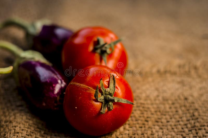 Закройте вверх овощей на пряный индийский обед I завод яйца e, melongena Solanum & томат, lycopersicum Solanum на реднине стоковые изображения rf Закройте вверх овощей на пряный индийский обед I завод яйца e, melongena Solanum & томат, lycopersicum Solanum на реднине стоковые изображения rf