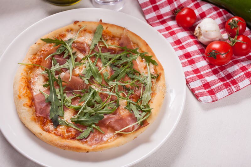 Закройте вверх пиццы с ветчиной Пармы ветчины и ракетой салата arugula r стоковые фото Закройте вверх пиццы с ветчиной Пармы ветчины и ракетой салата arugula r стоковые фото