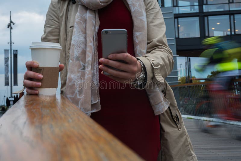Закройте вверх по smartphone на улице стоковые фото