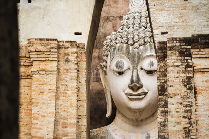 Закройте вверх по большой статуе Будды на парке Sukhothai историческом Висок Srichum, Таиланд стоковые фотографии rf Закройте вверх по большой статуе Будды на парке Sukhothai историческом Висок Srichum, Таиланд стоковые фотографии rf