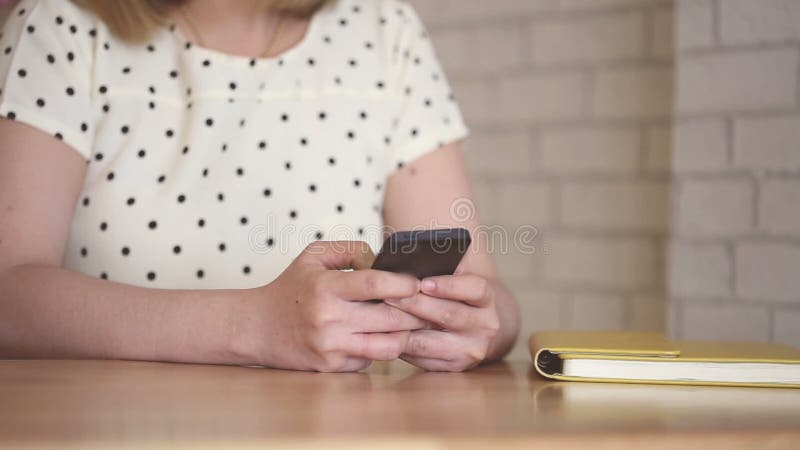 Закройте вверх по женщине используя таблетку на кафе кофе на таблице сток-видео