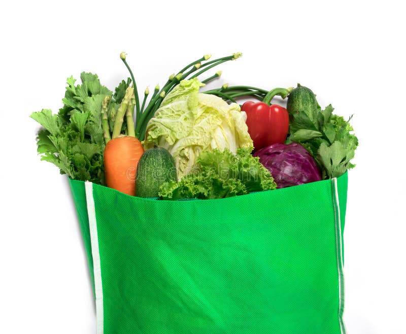 Закройте вверх по зеленой продуктовой сумке смешанных органических зеленых овощей o стоковое изображение