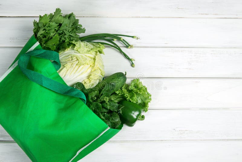 Закройте вверх по зеленой продуктовой сумке смешанных органических зеленых овощей o стоковые изображения