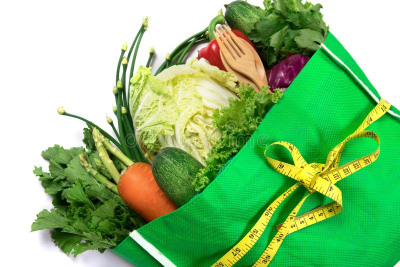 Закройте вверх по зеленой продуктовой сумке смешанных органических зеленых овощей стоковое изображение