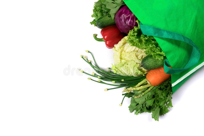 Закройте вверх по зеленой продуктовой сумке смешанных органических зеленых овощей стоковые изображения rf