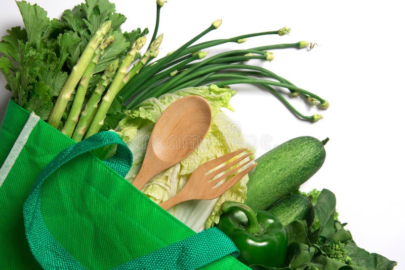 Закройте вверх по зеленой продуктовой сумке смешанных органических зеленых овощей стоковое фото