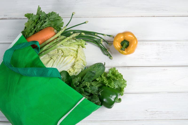 Закройте вверх по зеленой продуктовой сумке смешанных органических зеленых овощей стоковые фотографии rf