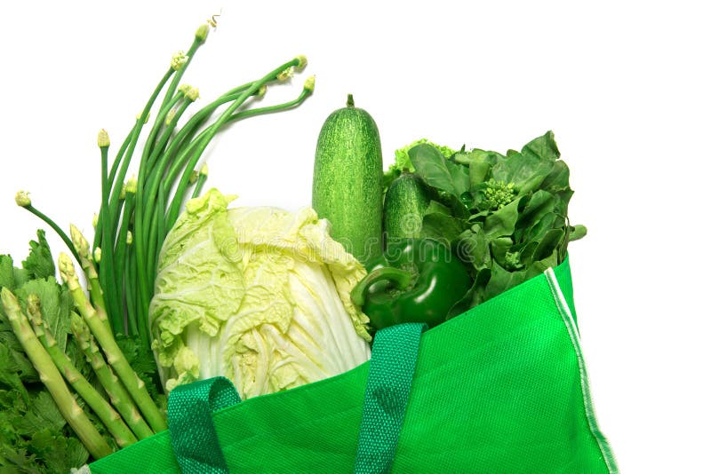 Закройте вверх по зеленой продуктовой сумке смешанных органических зеленых овощей стоковая фотография rf