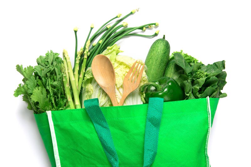 Закройте вверх по зеленой продуктовой сумке смешанных органических зеленых овощей стоковое изображение