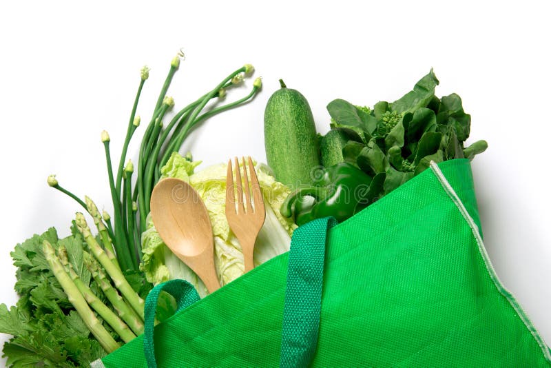 Закройте вверх по зеленой продуктовой сумке смешанных органических зеленых овощей стоковые изображения rf